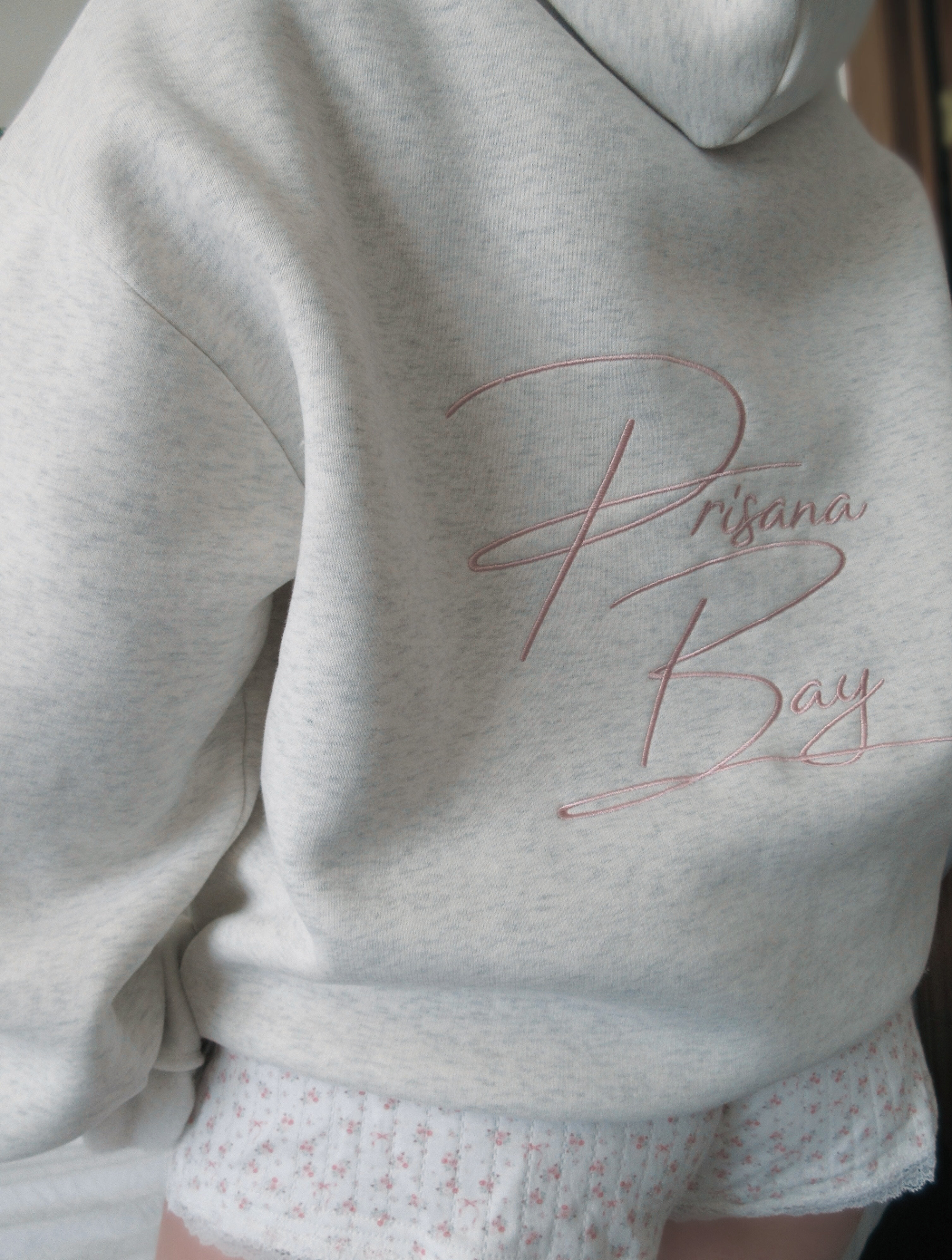 Hoodie Dam - Rosa rosett - Normal passform - Lekfull touch - Essential Elegans